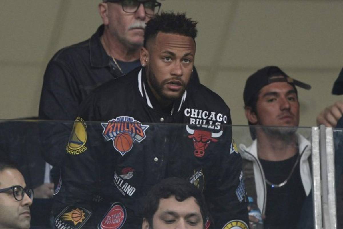 NO SE VIO EN TV: El sufrimiento de Neymar en el estadio, la misteriosa brasileña y el problema del árbitro