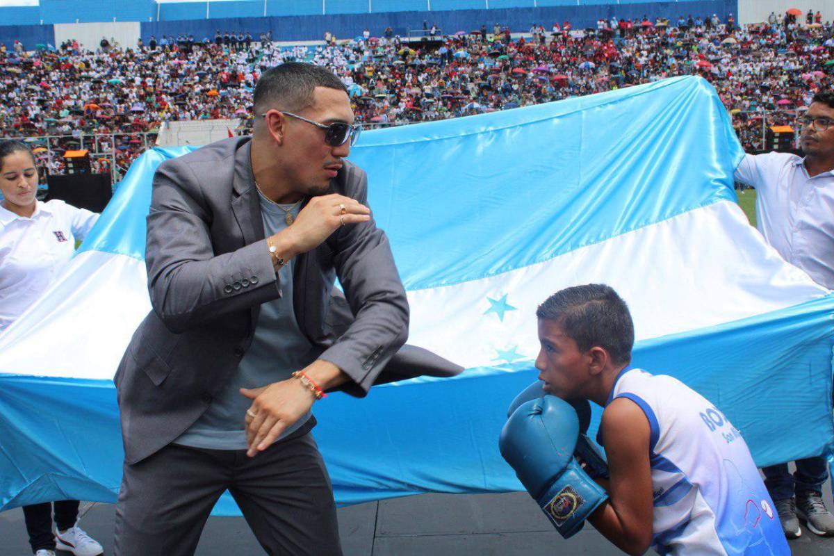 ¡Un show “peleando” con niños! Así fue captado el boxeador Teófimo López en su presencia en los desfiles de Honduras