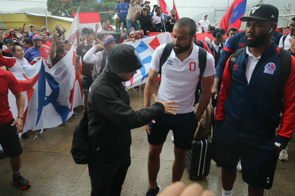 Imágenes: Así le reclamó la Ultra Fiel al Olimpia, los encerraron ¿Cuál fue la reacción de Eduardo Espinel?