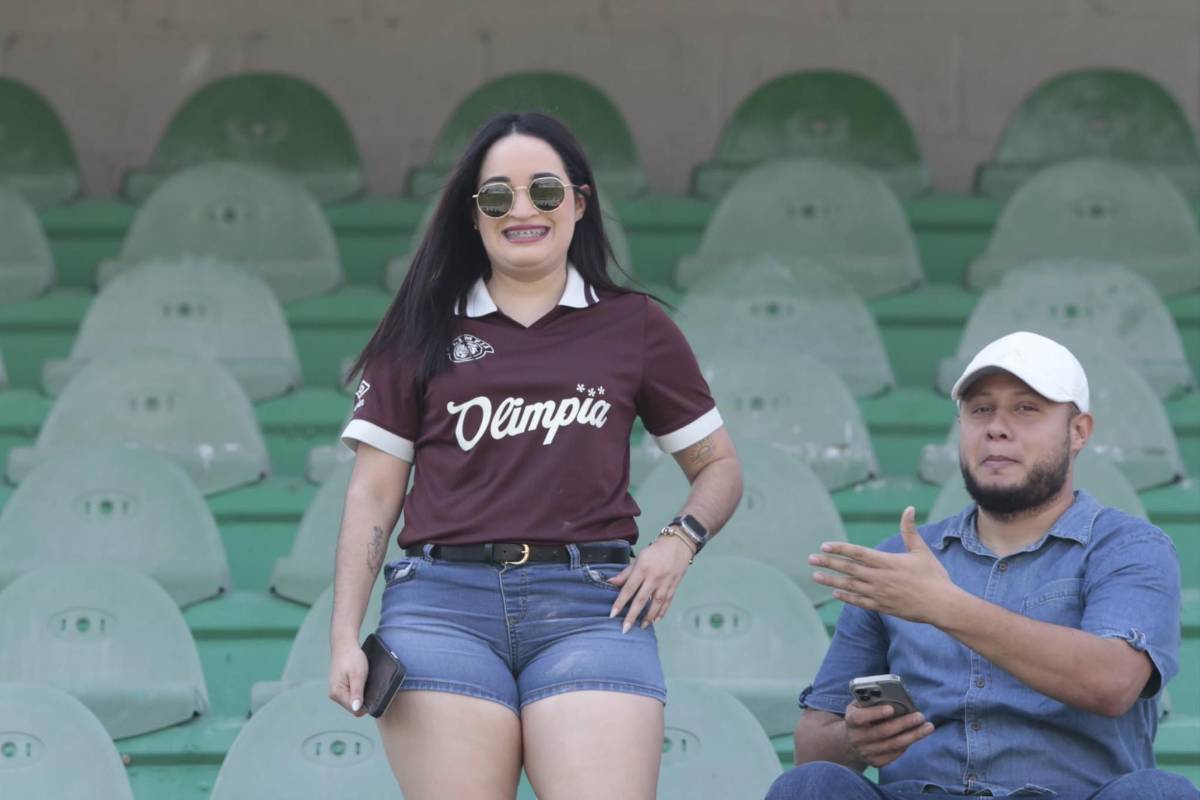 La argentina que robó miradas en el Marathón vs Olimpia: Jugador llegó con suéter entre el calor predominante y el hermoso color del ambiente