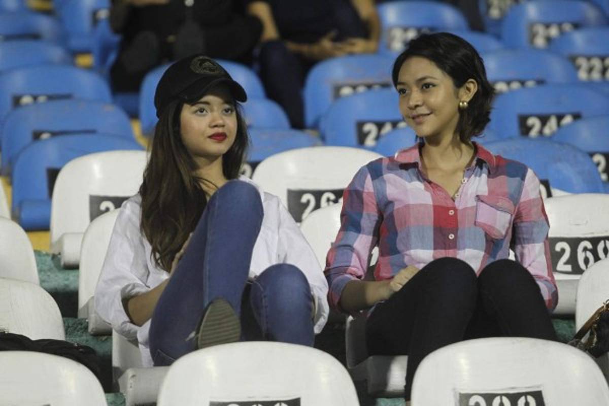 ¡HERMOSAS! Una Reina de Belleza entre las chicas lindas que asistieron a los estadios