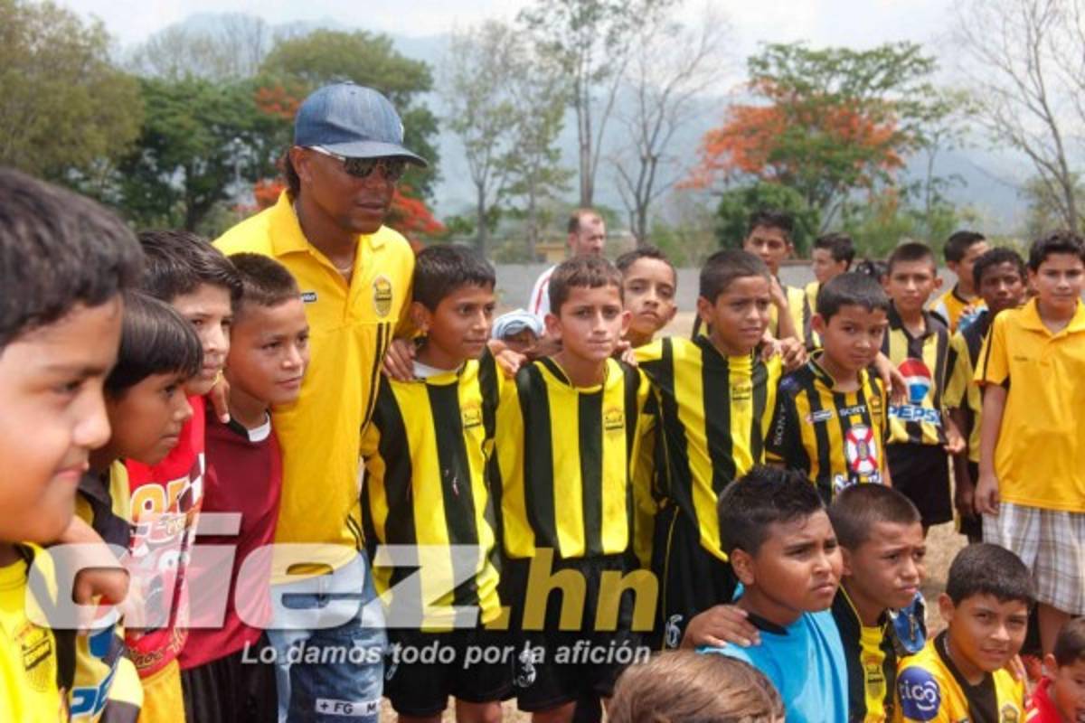 La trayectoria de Carlos Pavón en imágenes