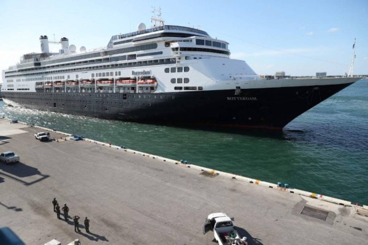 Termina la pesadilla: Pasajeros de cruceros con coronavirus desembarcan en Fort Lauderdale