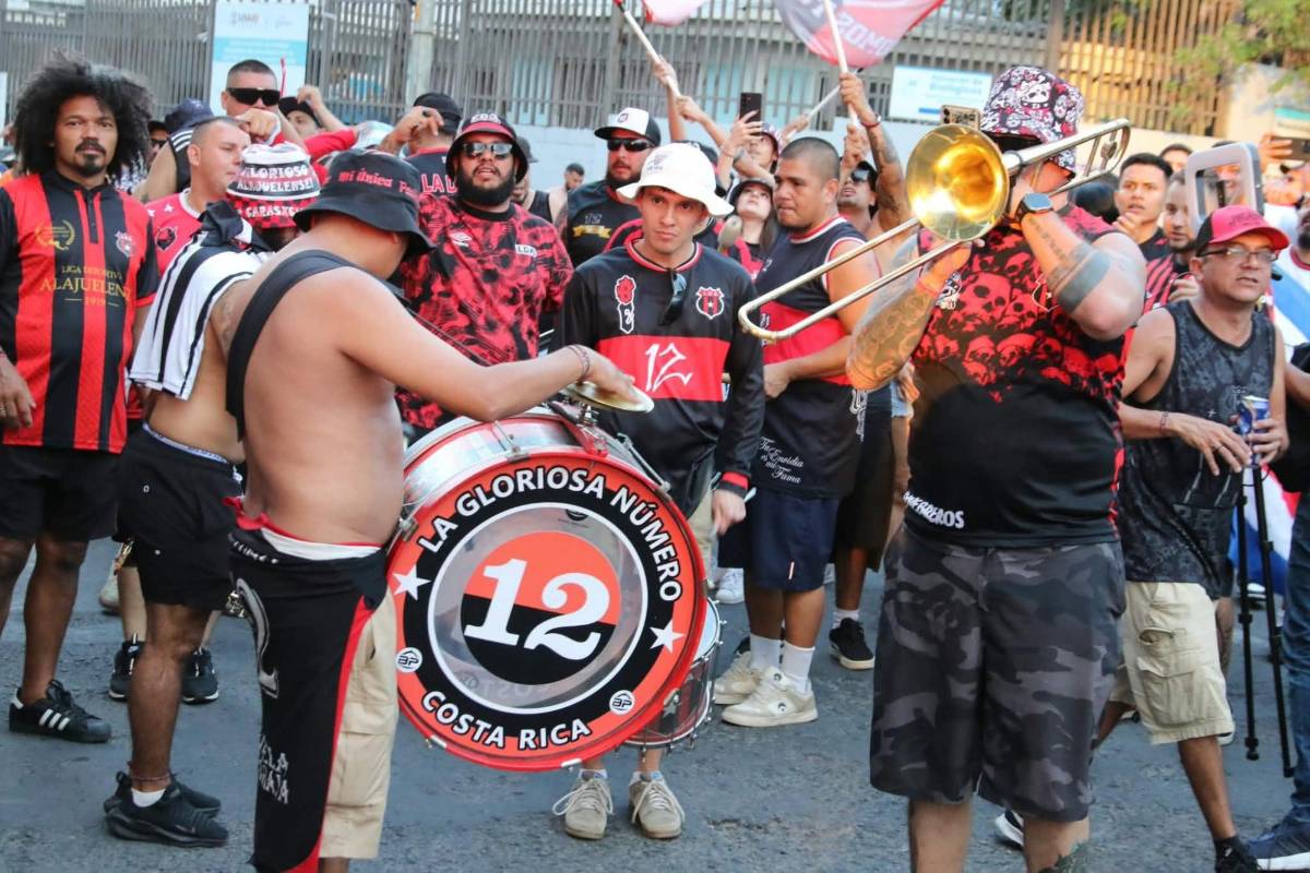 Ambientazo para el Motagua-Alajuelense y las muñecotas en el Estadio Nacional