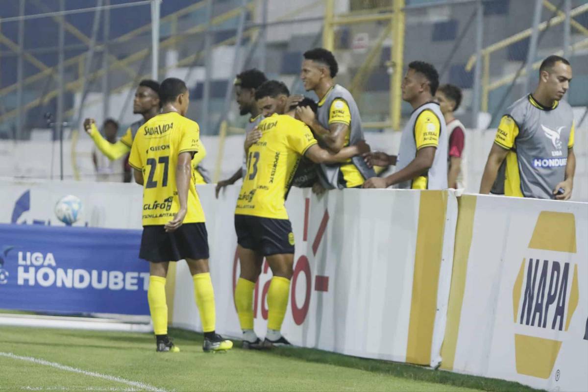 El amor invade a Nixon Cruz, vuelve tras meses lesionado y aficionada de Choloma se lleva las miradas en el juego que triunfó Real España