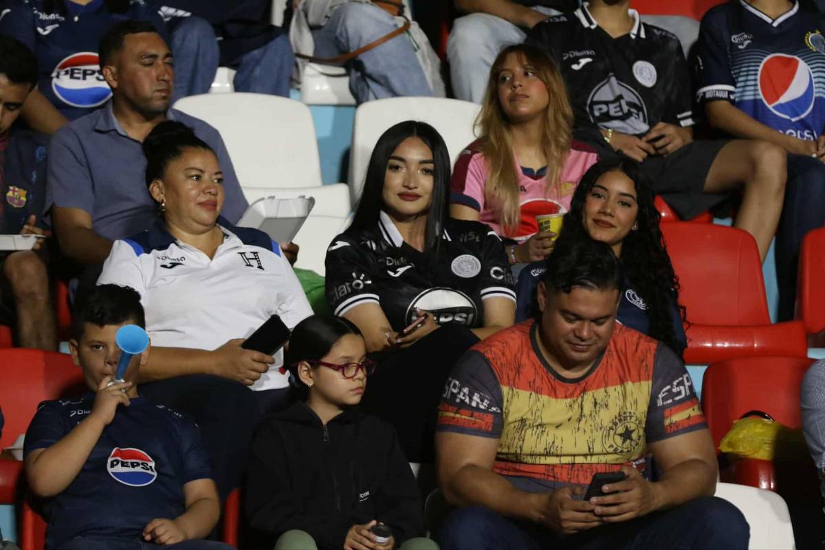 ¡Bellezas en el Nacional! Aficionada tica roba miradas y catrachas lucen espléndidas en el Motagua vs Alajuelense