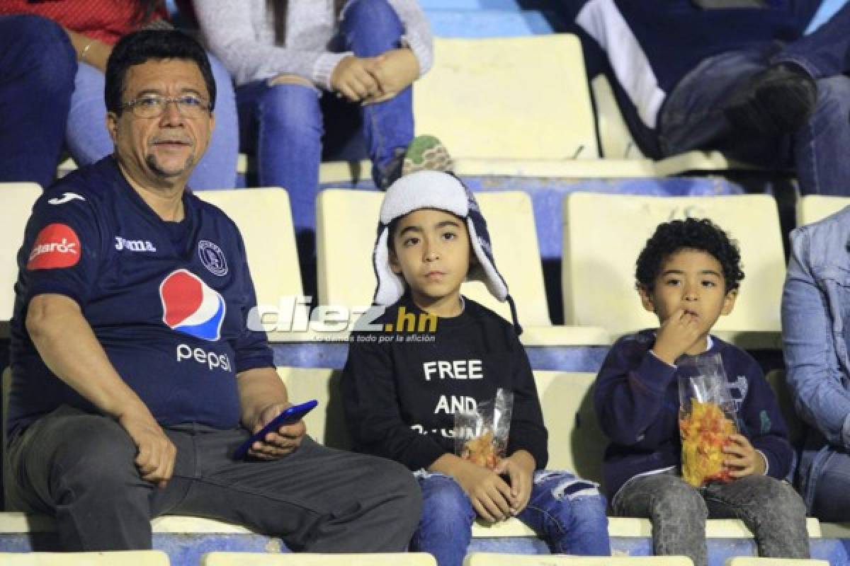 ¿Quién es? La preciosa rubia que se paseó por el Nacional durante el Motagua - Vida