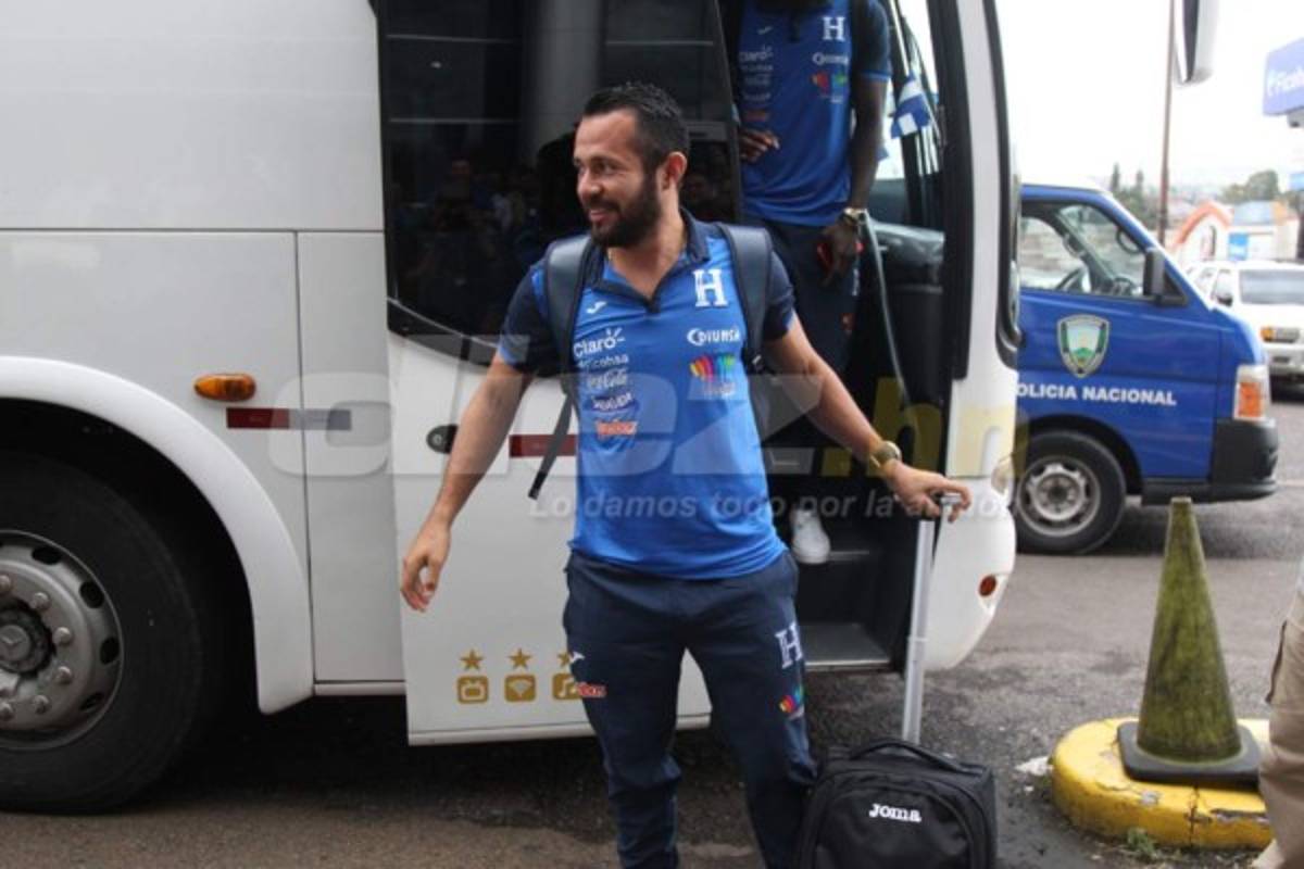 Bombos, chicas y gran ambiente en partida de Honduras a Costa Rica