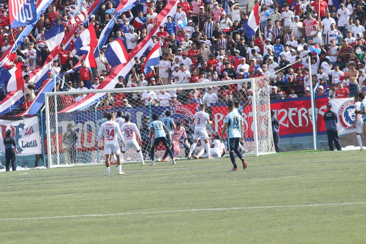 Olimpia se fue humillado, furia de Espinel, ex del León le gritó el gol a la banca y directivo bajó a hablar con los jugadores tras goleada ante Génesis PN