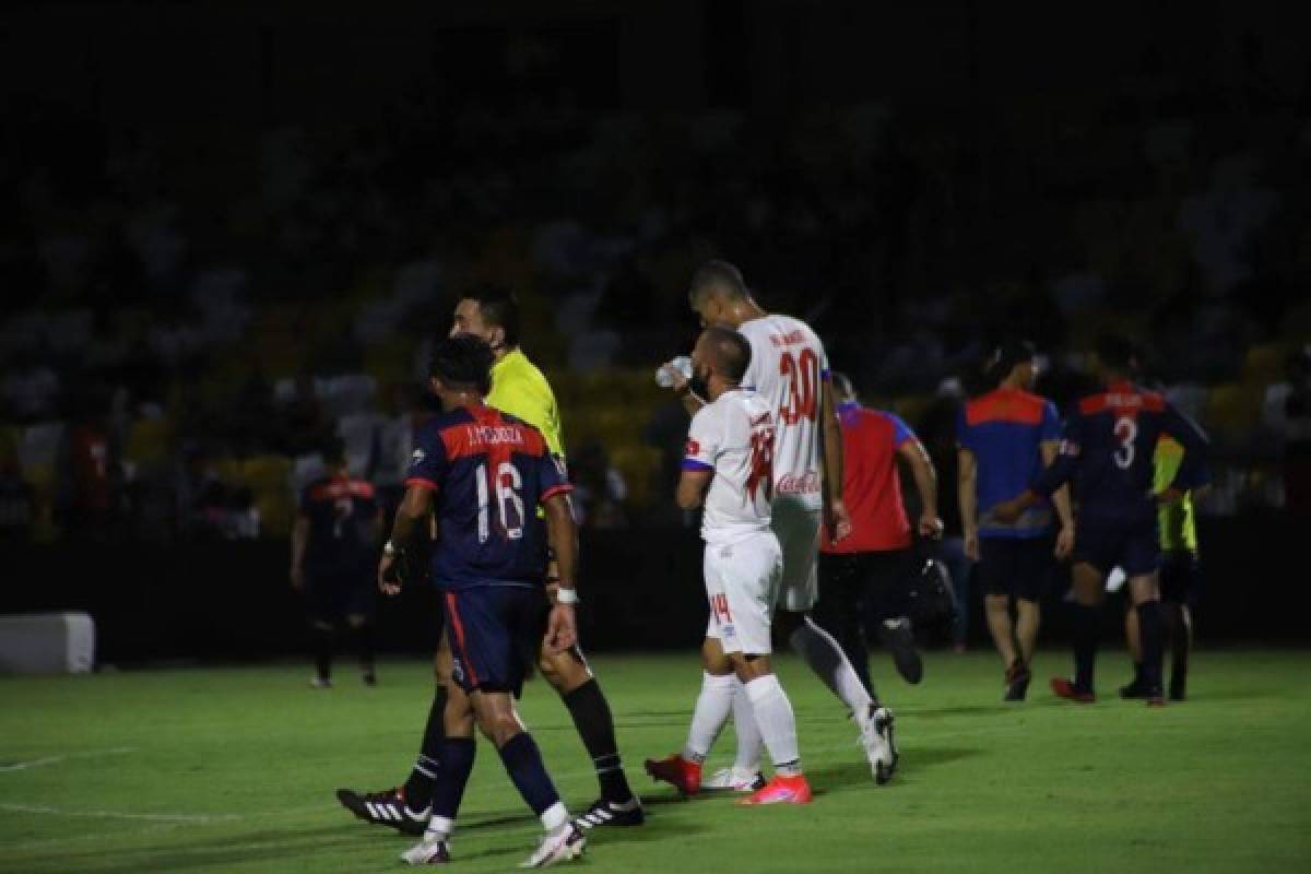 La catracha de rizos 'radiantes', Troglio aclamado y el hincha de lujo en las gradas del amistoso de Olimpia