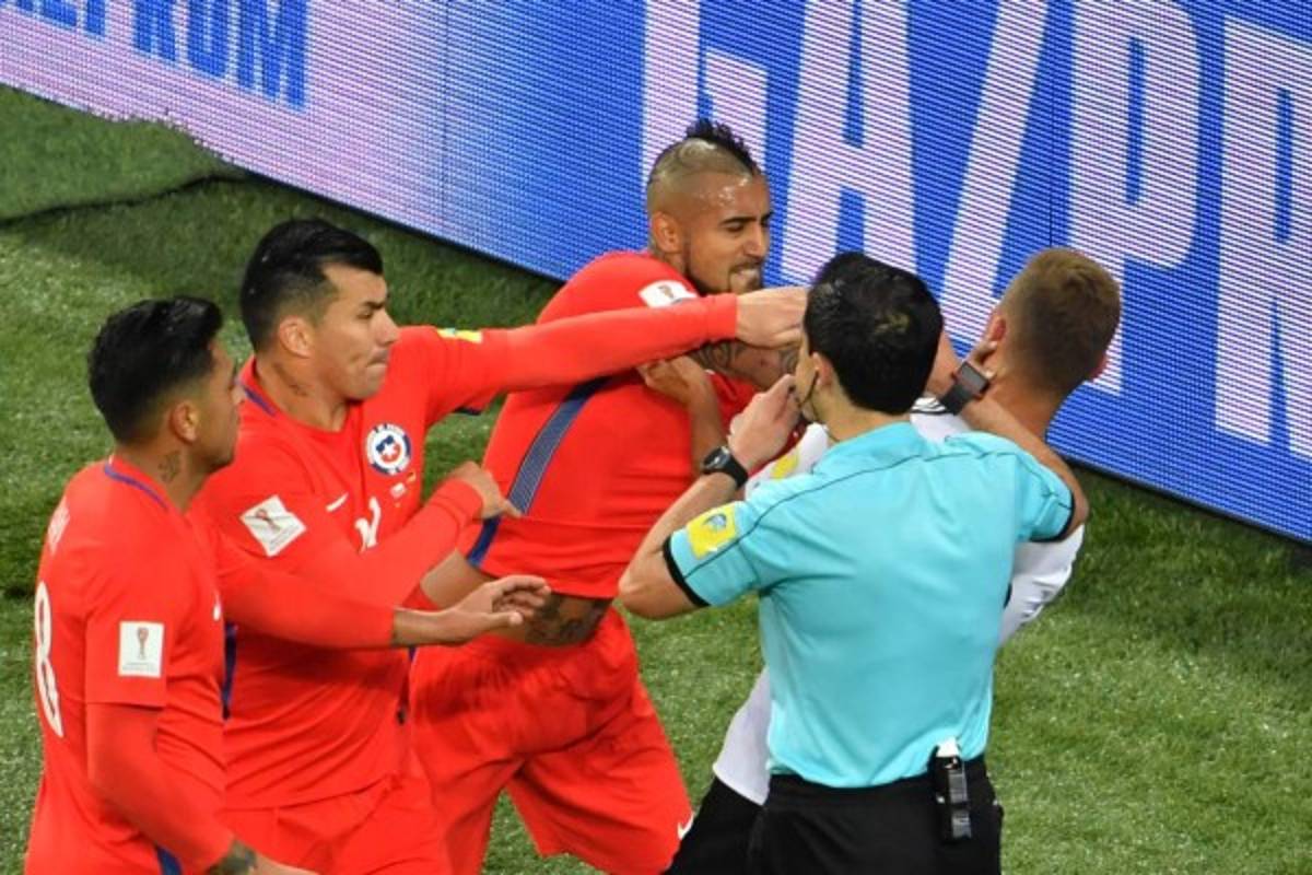 ¿Qué hizo Low? Las imágenes que no se vieron por TV en juego Chile-Alemania