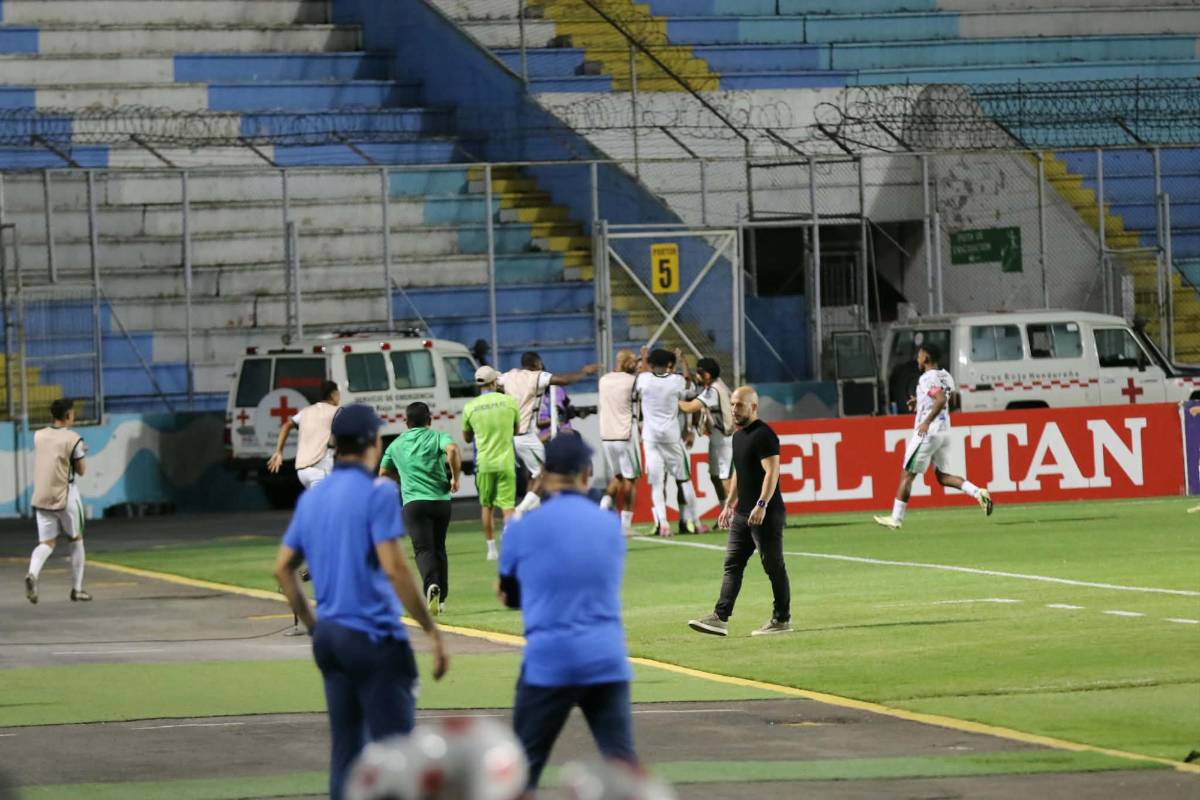 Las dos polémicas del FVS en Puerto Cortés, la 'selfie' del triunfo de Motagua y así de desolado lucía el estadio Nacional