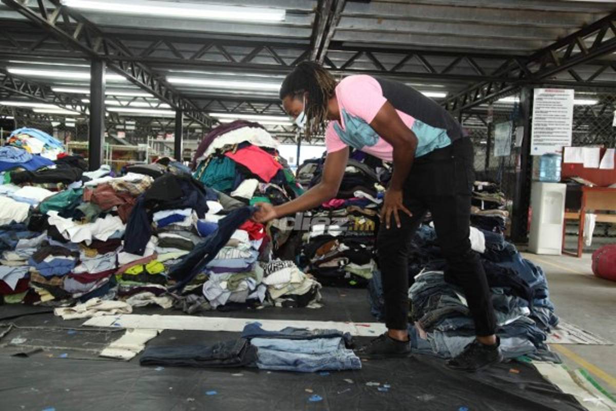Así es el trabajo de Roy Smith cargando bultos y seleccionando ropa en una bodega de ropa