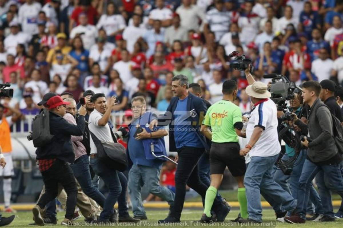 NO SE VIO: Los ladrillos, la furia de Manolo y Amado en la barra del Motagua