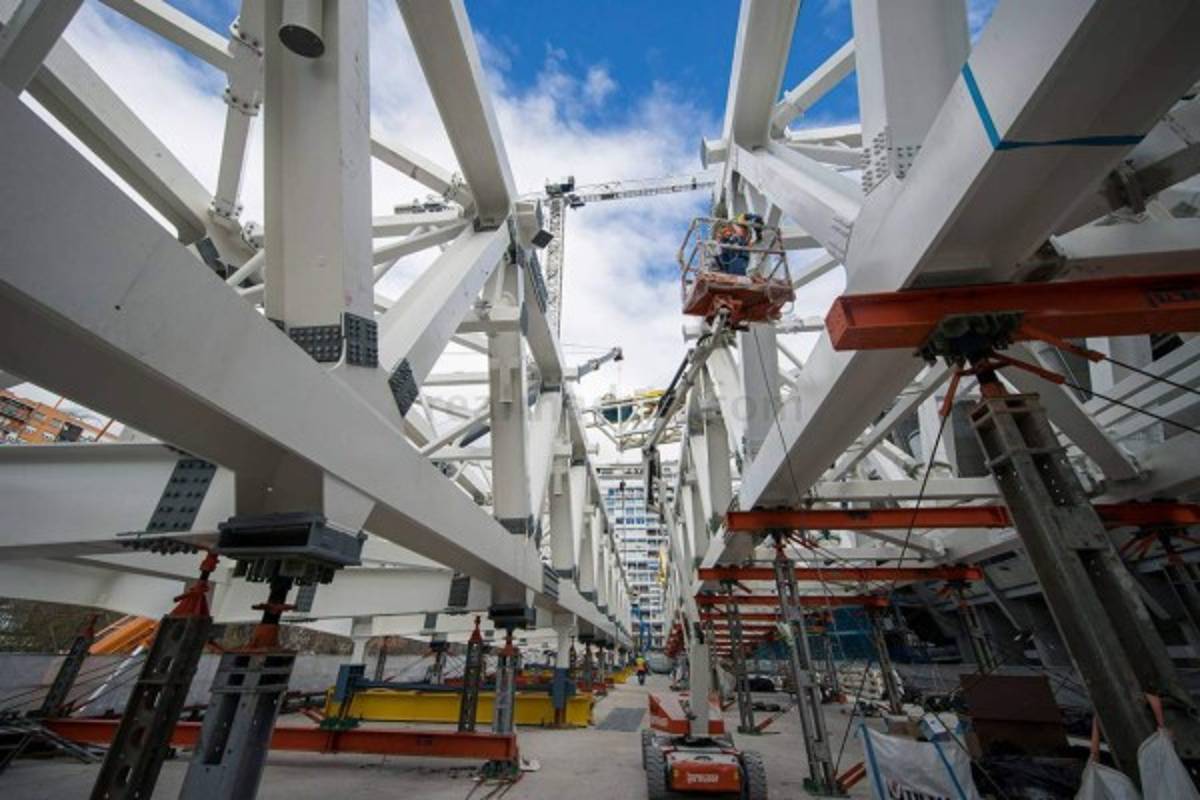 Nuevas imágenes de la transformación histórica del Bernabéu: Instalada la primera megacercha