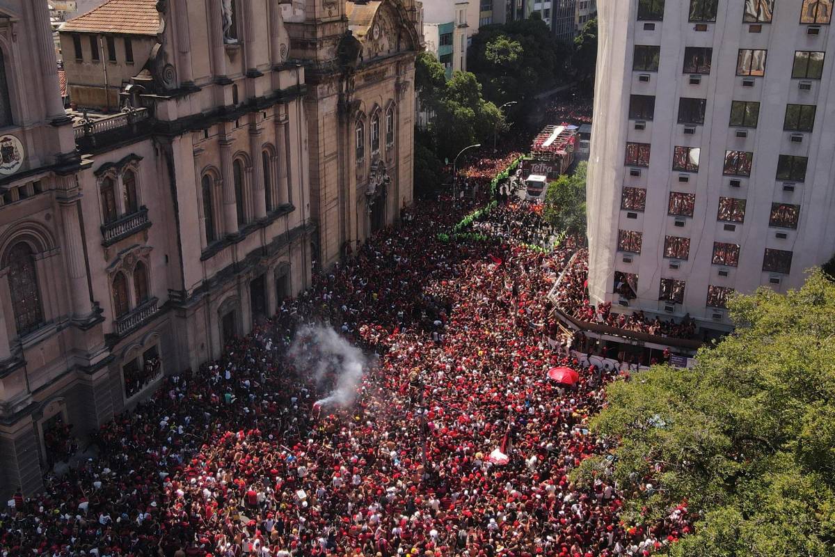 ¡Insólito! jugadores de Flamengo quiebran la Copa Libertadores en los festejos y el método que utilizaron para repararlo