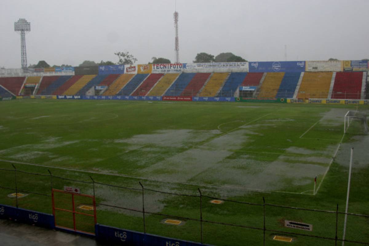 Real España jugará otra vez en cancha llena de agua