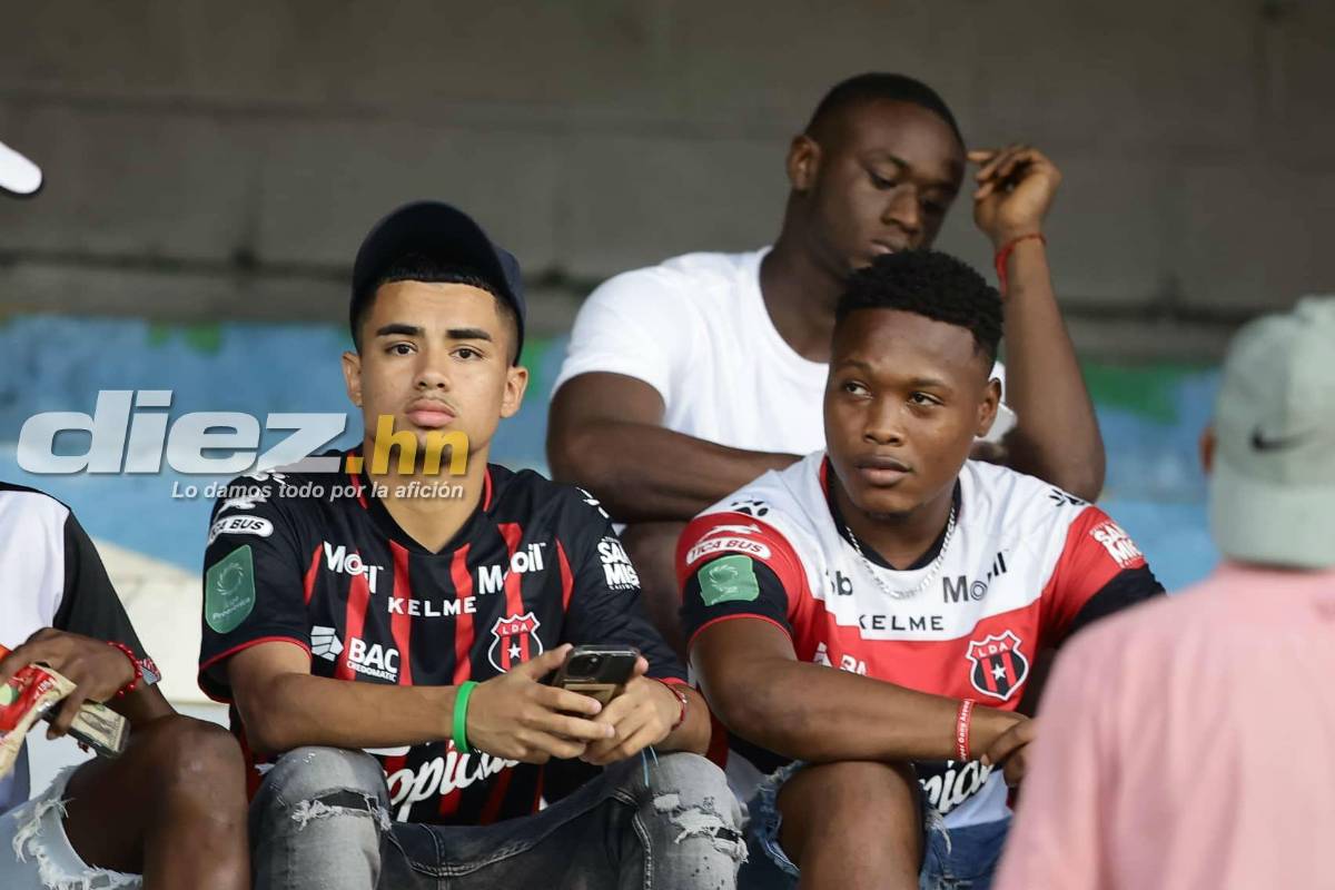 Bellas mujeres y gran ambiente en el estadio Morazán por el Real España-Alajuelense de la Liga Concacaf