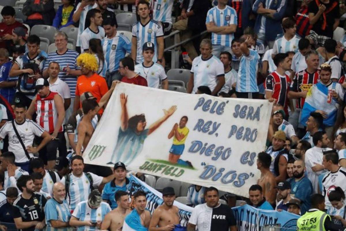 ¡Qué ambiente! Queman la camisa de Messi y novia de jugador argentino deslumbra en el Mineirao