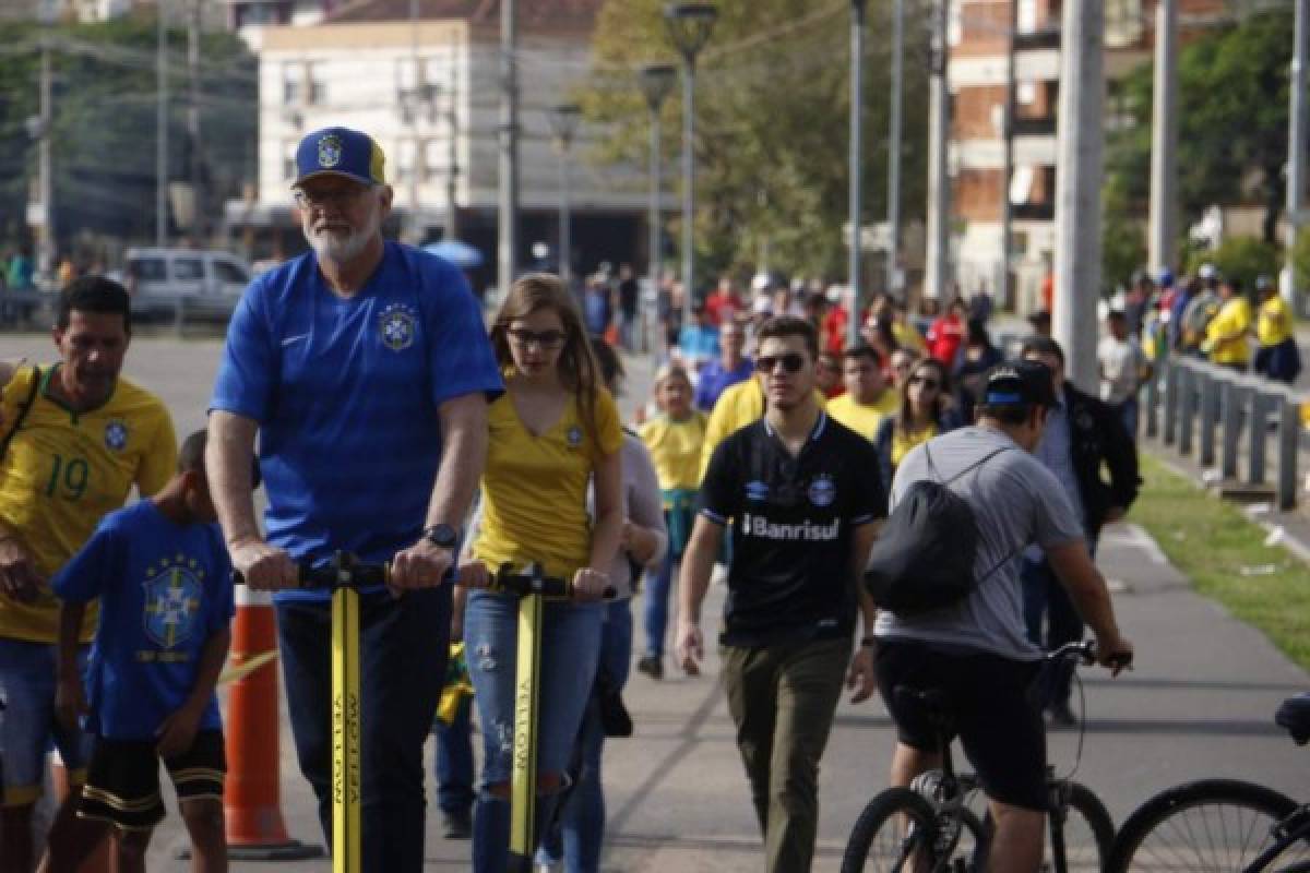 El color: Bonito ambiente en el estadio Beira Río para el Brasil-Honduras