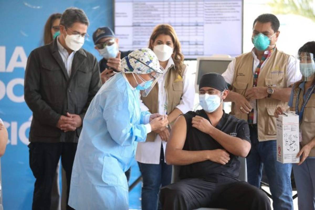 Novia de futbolista de Marathón, Mathías Techera, entre las primeras vacunadas contra el covid-19 en Honduras