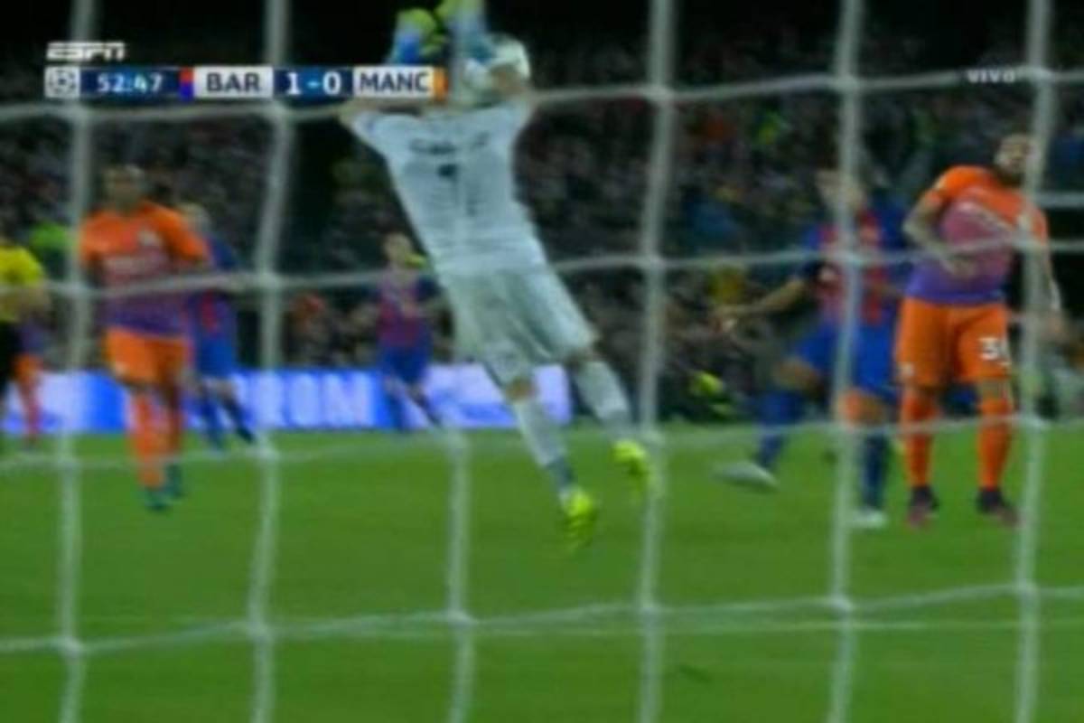 Terrible error de Claudio Bravo que le cuesta la tarjeta roja