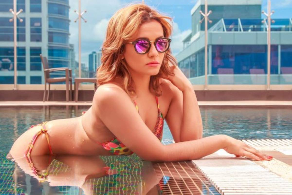 Las espectaculares fotos en bikini de la guapa periodista Issis Argueta