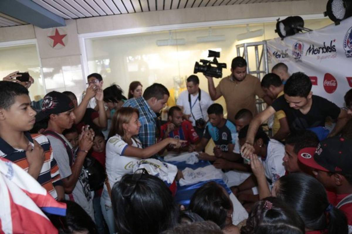 Así fue la presentación de la nueva camisa del Olimpia