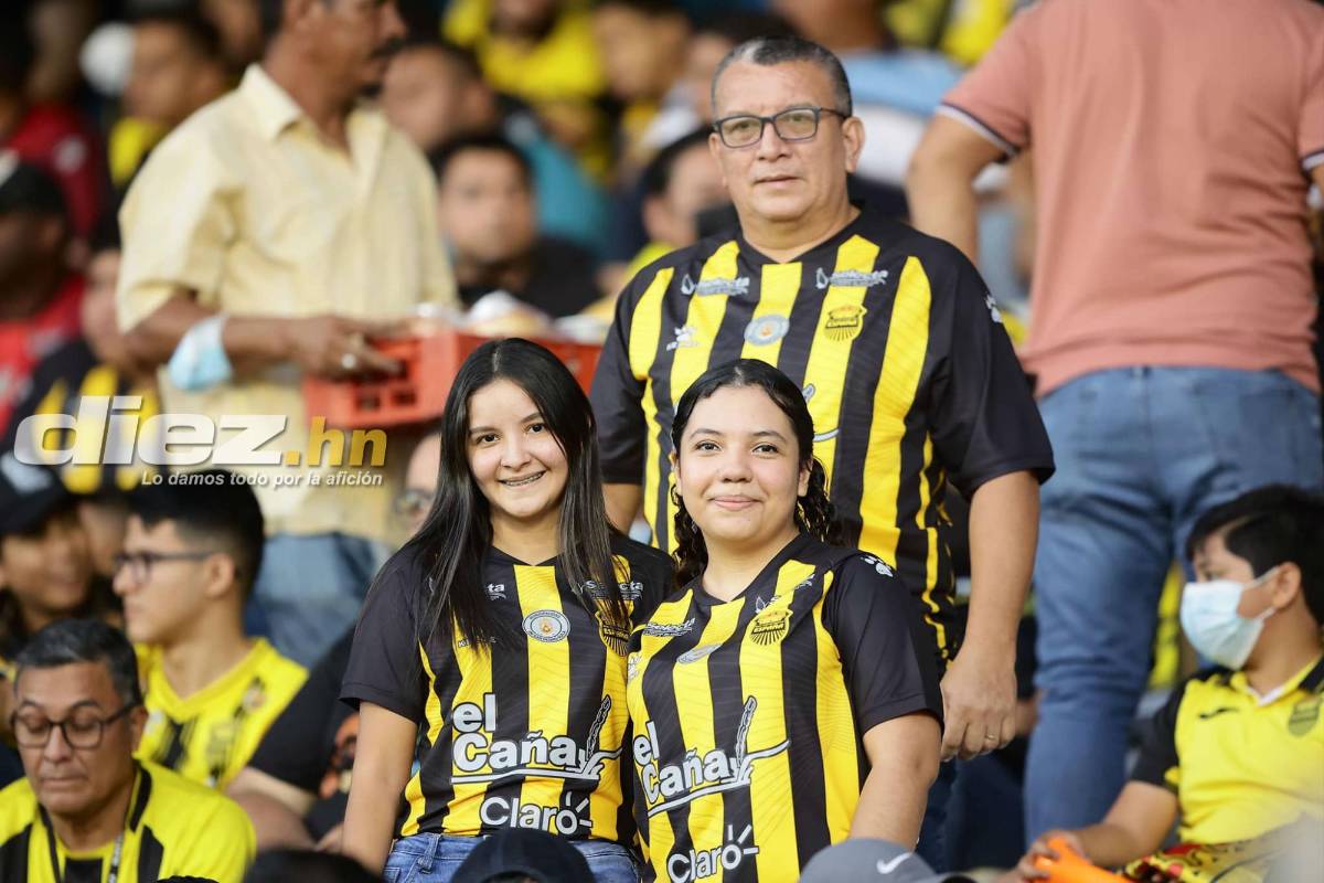 Bellas mujeres y gran ambiente en el estadio Morazán por el Real España-Alajuelense de la Liga Concacaf