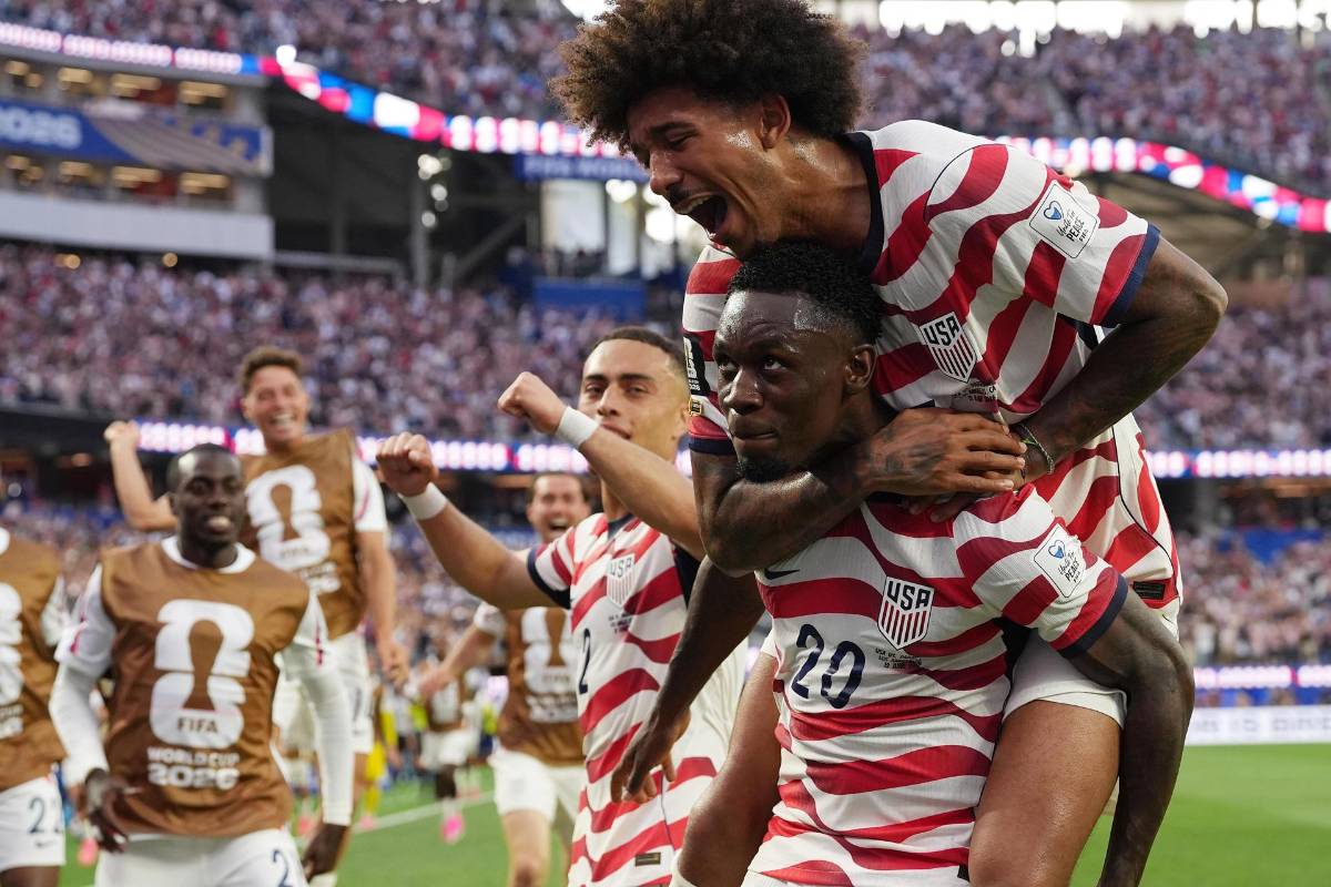 La increíble historia del goleador que nació en USA por decisión de una aerolínea