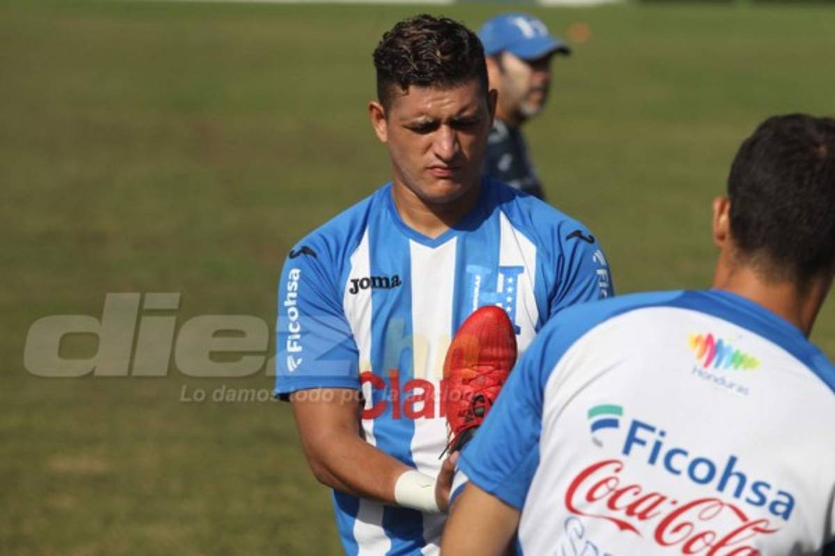 CURIOSAS: El abrazo de Carlo Costly y los que están atrás de Donis Escober