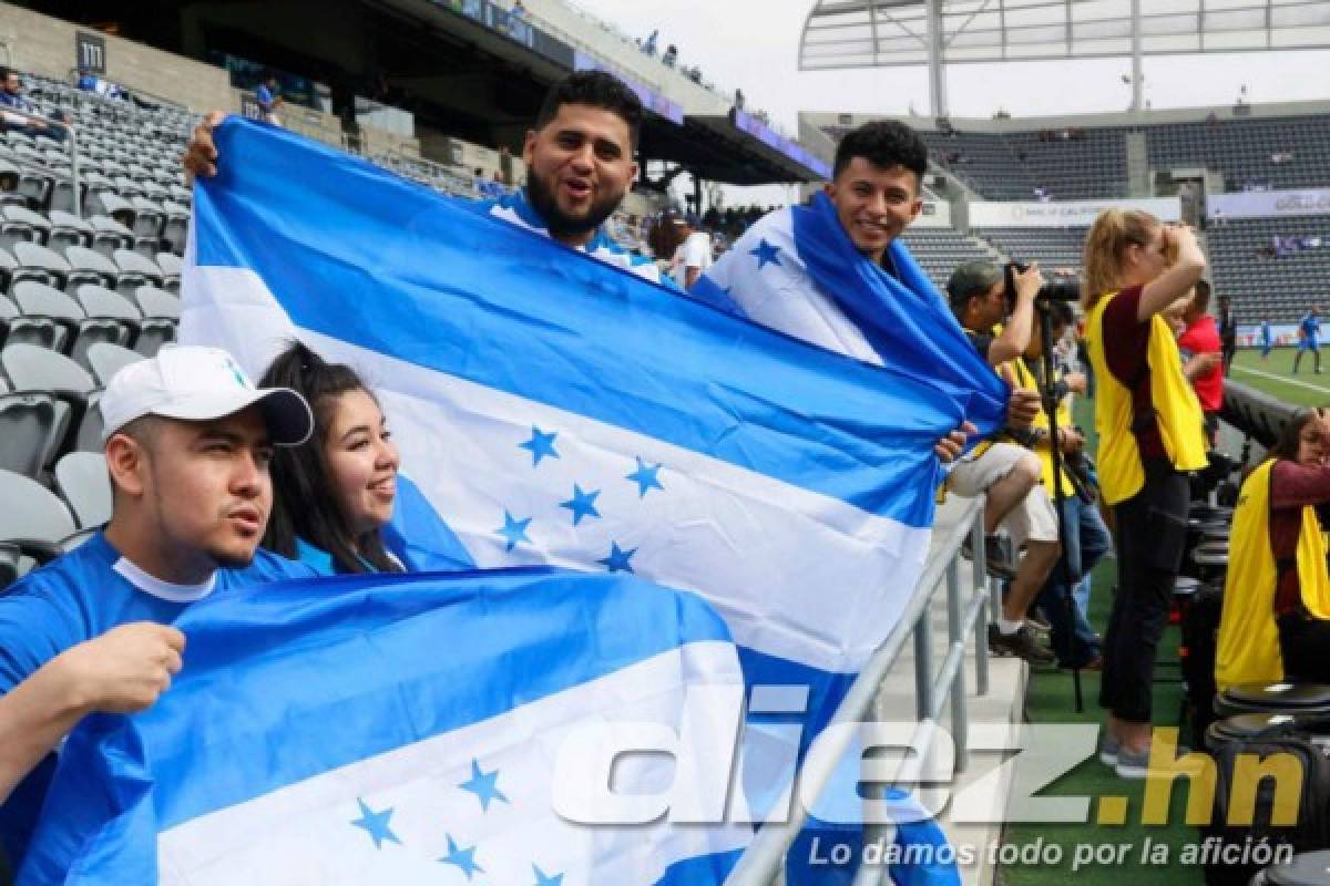 ¡Una fiesta! Lindo ambiente y bellas chicas para el Honduras-El Salvador por la Copa Oro