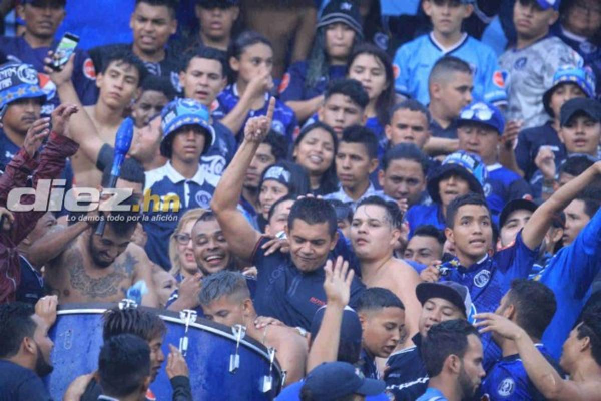 FOTOS: Así vivió Amado Guevara el título de Motagua junto a la barra Revolucionarios