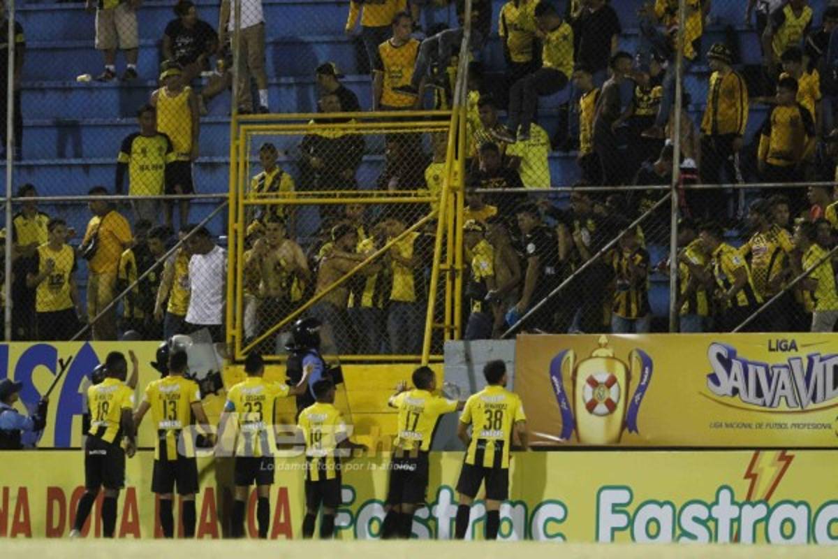 En fotos: La euforia de Wilmer Cruz y la barra del Real España estalla de furia