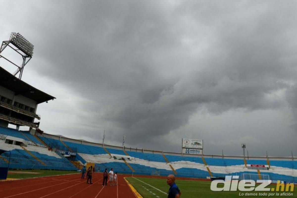 Aguacero: La lluvia suspendió el entrenamiendo de Honduras y cubrieron el césped con una lona