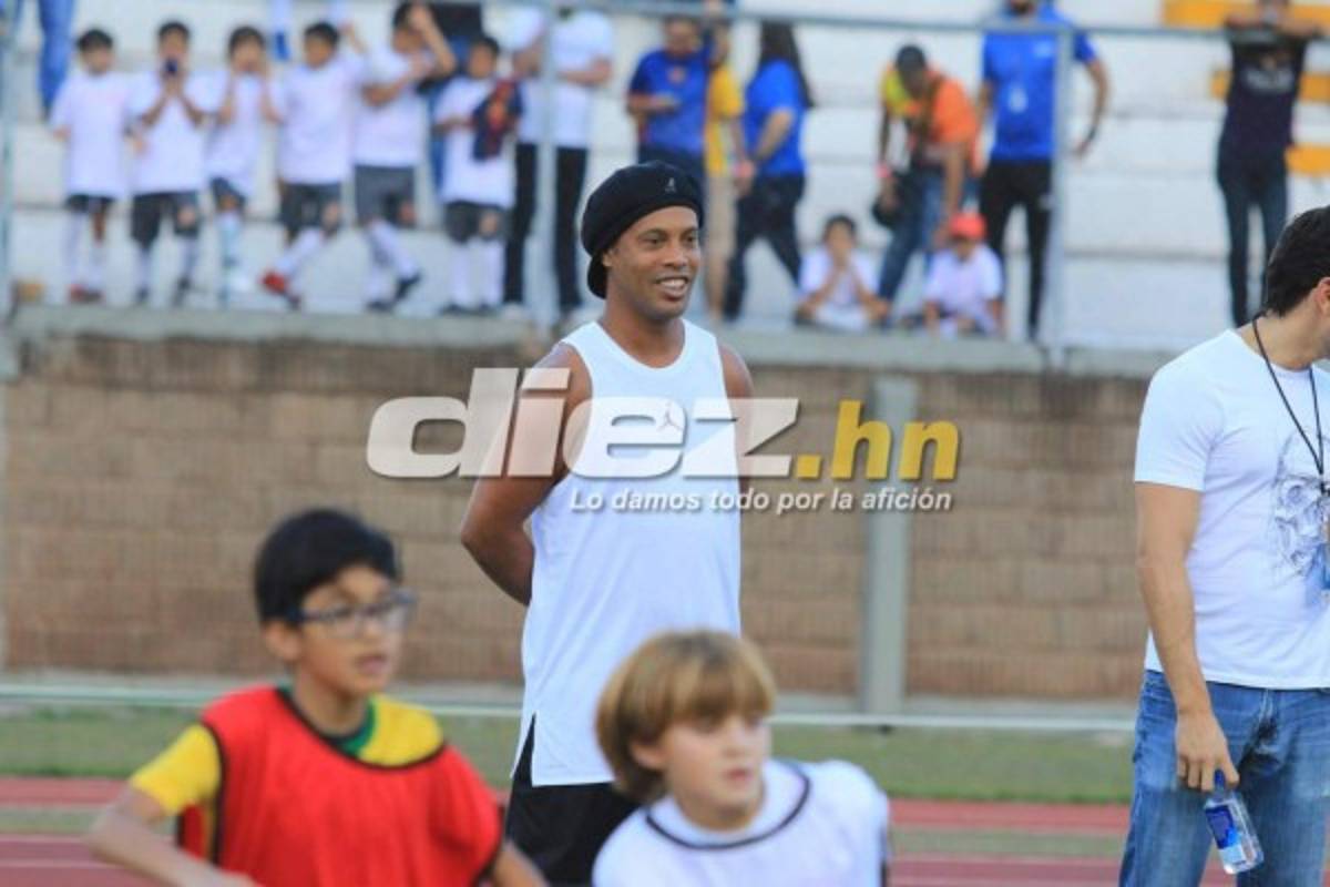 ¡Espectacular! Ronaldinho llevó tremenda felicidad a niños de Honduras