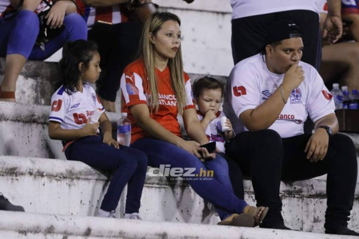 Las chicas, el gato negro y el ambientazo para alentar al Olimpia ante Seattle Sounders