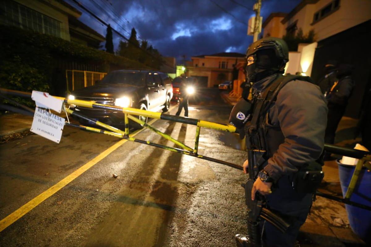 ¡Helicóptero, carros blindados y 700 policías! Así amanecieron las cercanías a la casa de Juan Orlando Hernández