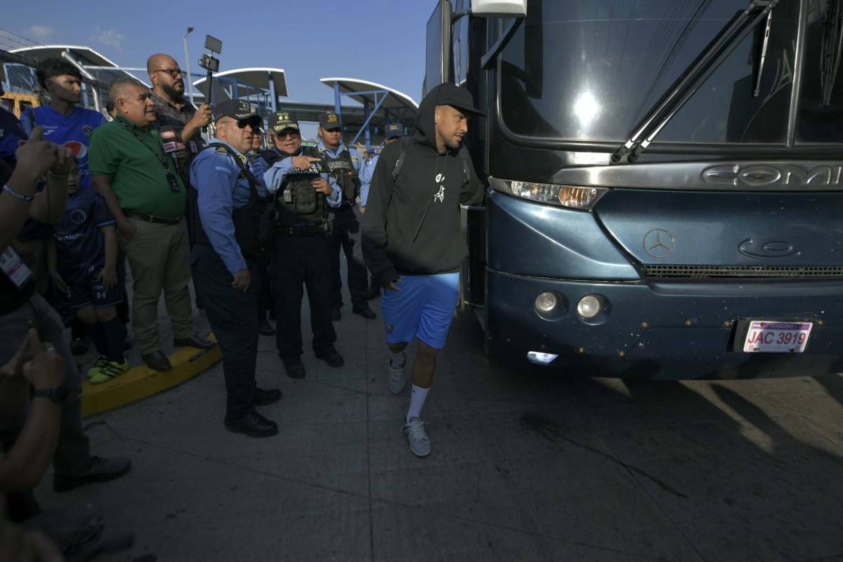 Chicas, niños y el sujeto que bajó del bus del Génesis previo al partido vs Motagua