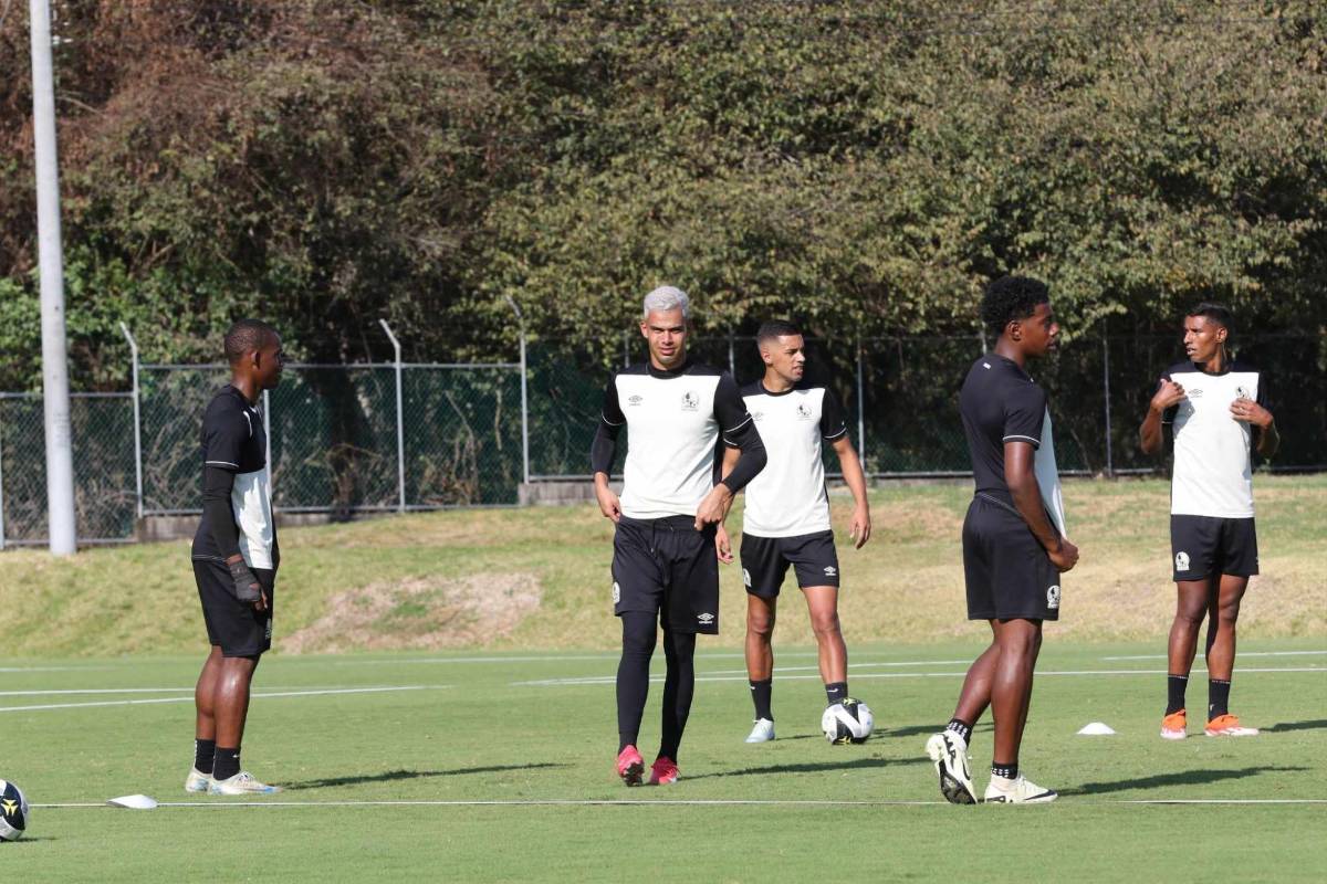 Futbolistas del Olimpia reciben los trofeos de Premios DIEZ, nuevo look ¿Posible sorpresa en el 11 titular?