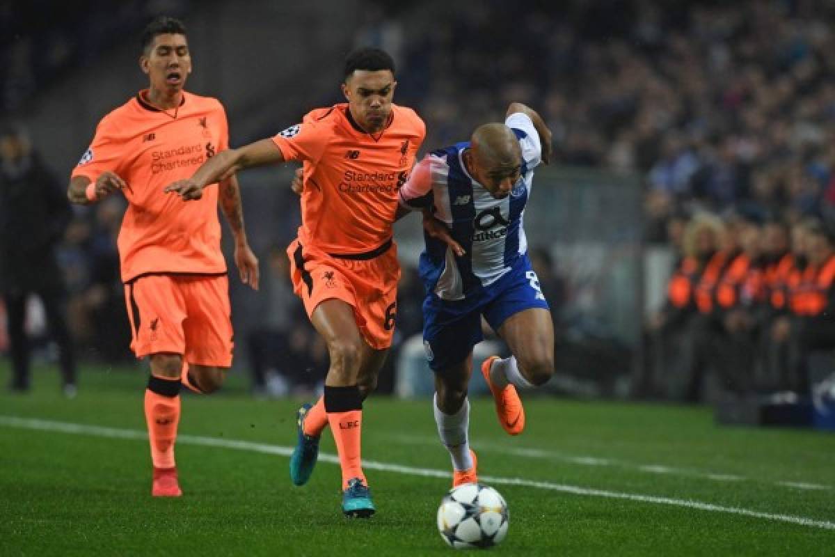 Liverpool's English midfielder Trent Alexander-Arnold (C) vies with Porto's Algerian midfielder Yacine Brahimi (R) during the UEFA Champions League round of sixteen first leg football match between FC Porto and Liverpool at the Dragao stadium in Porto, Portugal on February 14, 2018. / AFP PHOTO / Francisco LEONG