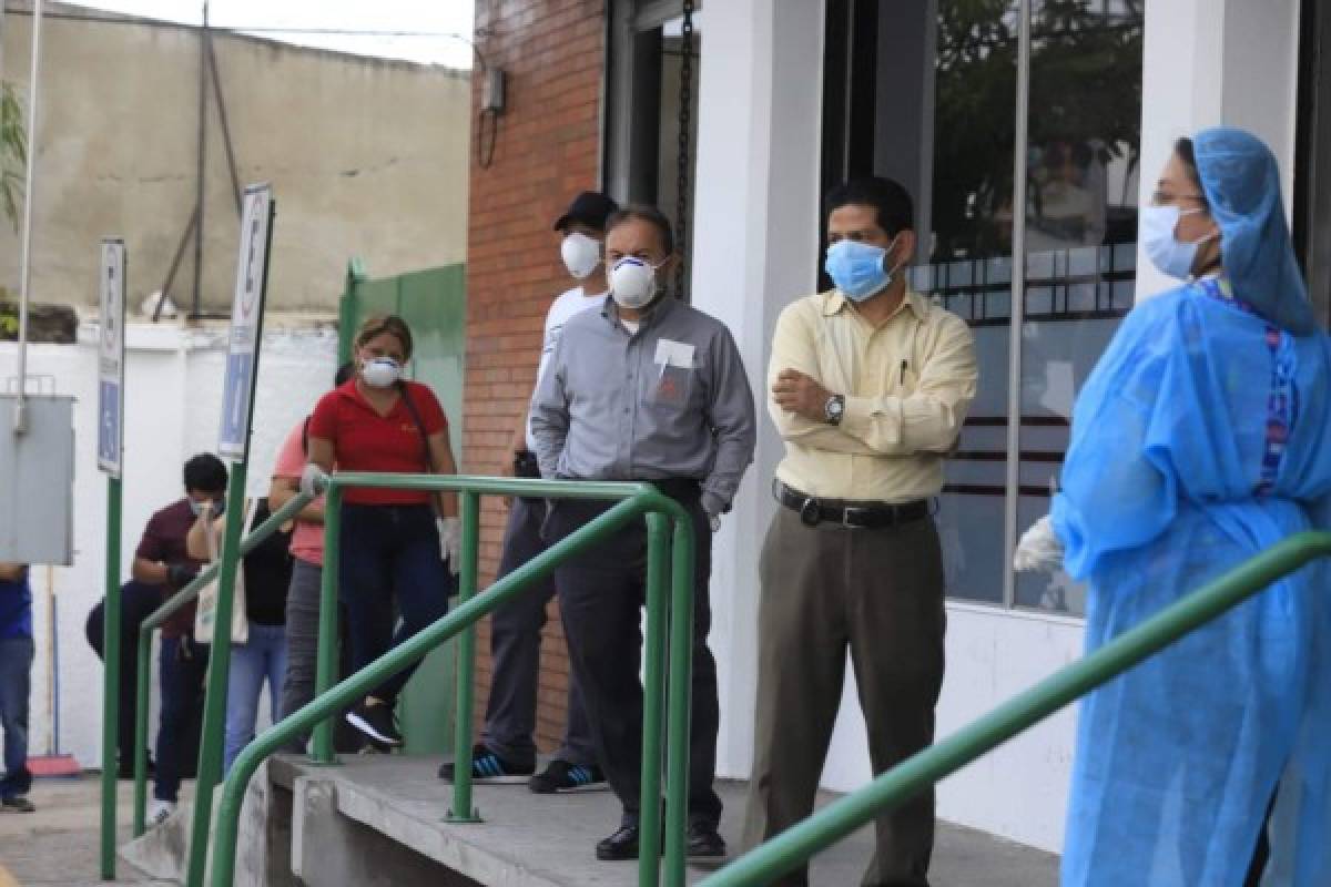 Salvadoreños comienzan a acatar la medidas de distanciamiento y Nayib Bukele lo presume