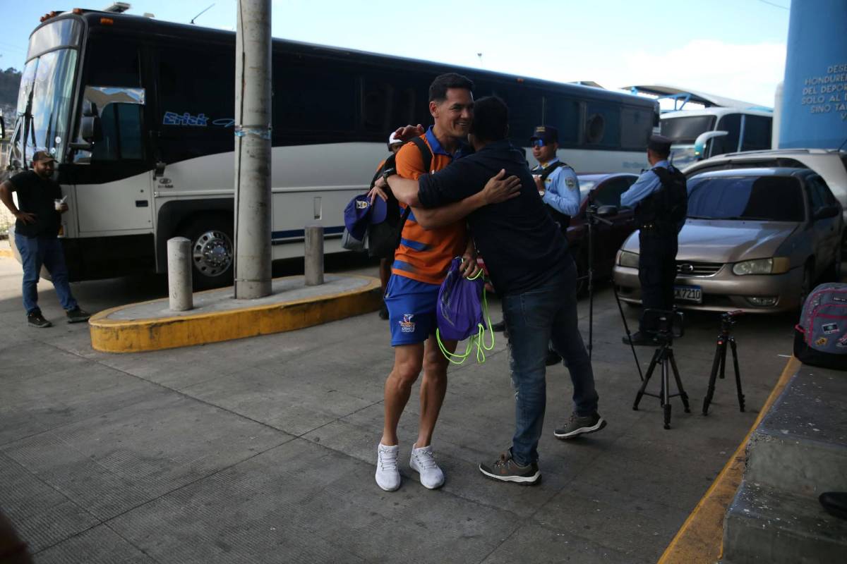 Llegando al Nacional se le avalanzaron a Moreira, las bellezas del Real España y el detalle de Jefryn Macías