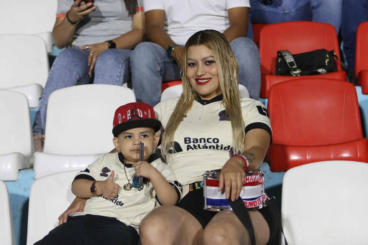 ¿Quién es la chica de la hermosa sonrisas? Hermosas aficionadas engalanan el Olimpia vs Alajuelense por Copa Centroamericana 2025