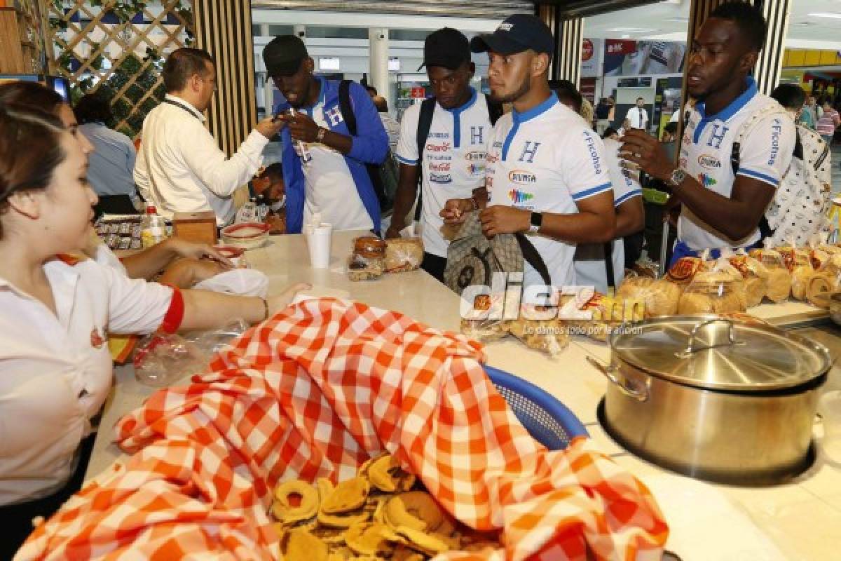 Jugadores de Honduras degustan platillos típicos antes de viajar a España