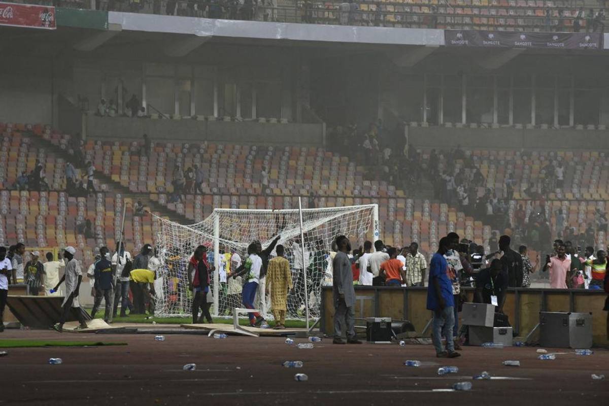 Caos y muerte: Las violentas imágenes de los aficionados de Nigeria tras quedarse afuera del Mundial