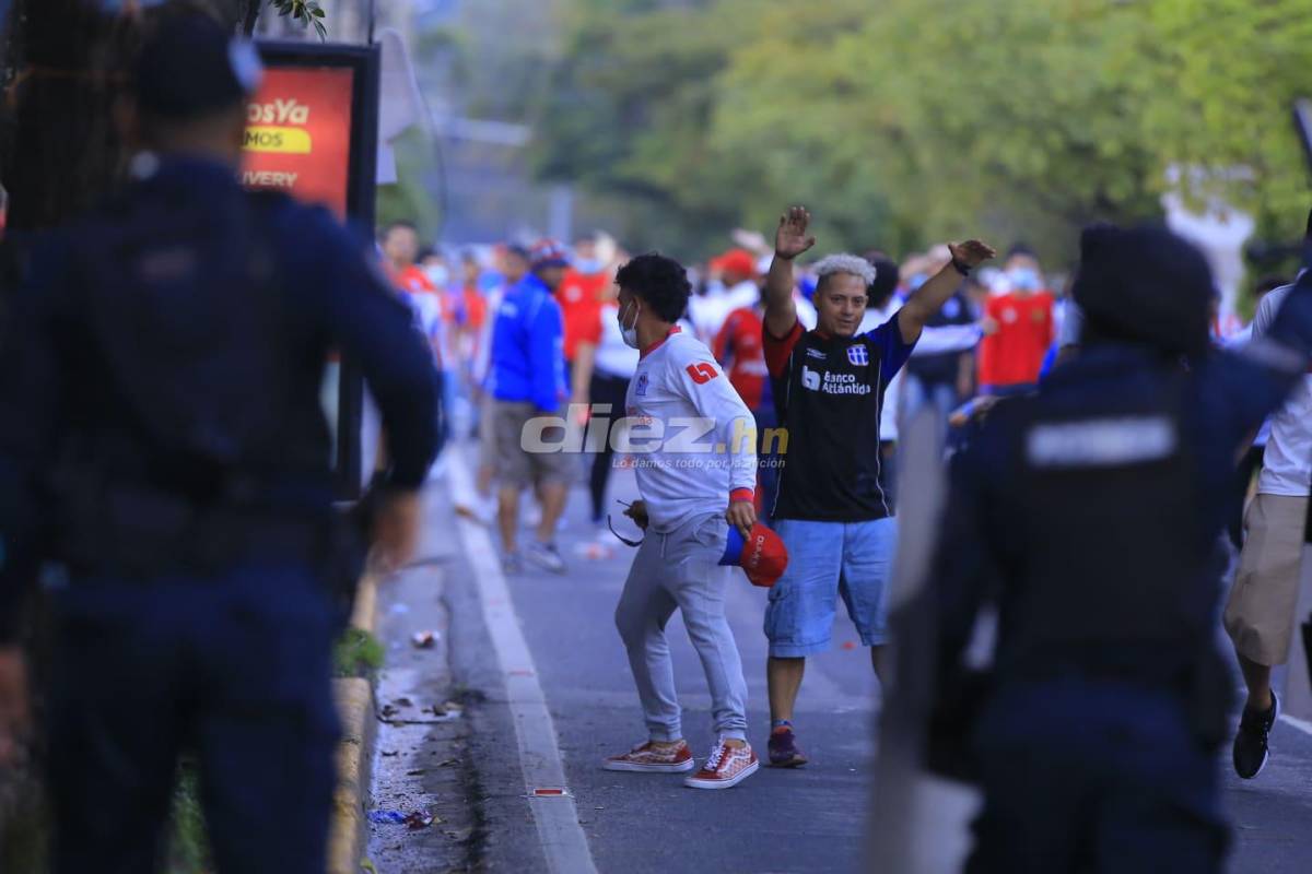 Imágenes de terror en el Morazán: Héridos y aficionados corriendo despavoridos previo al Real España-Olimpia