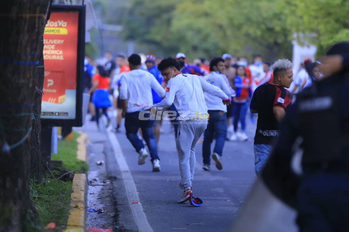 Imágenes de terror en el Morazán: Héridos y aficionados corriendo despavoridos previo al Real España-Olimpia