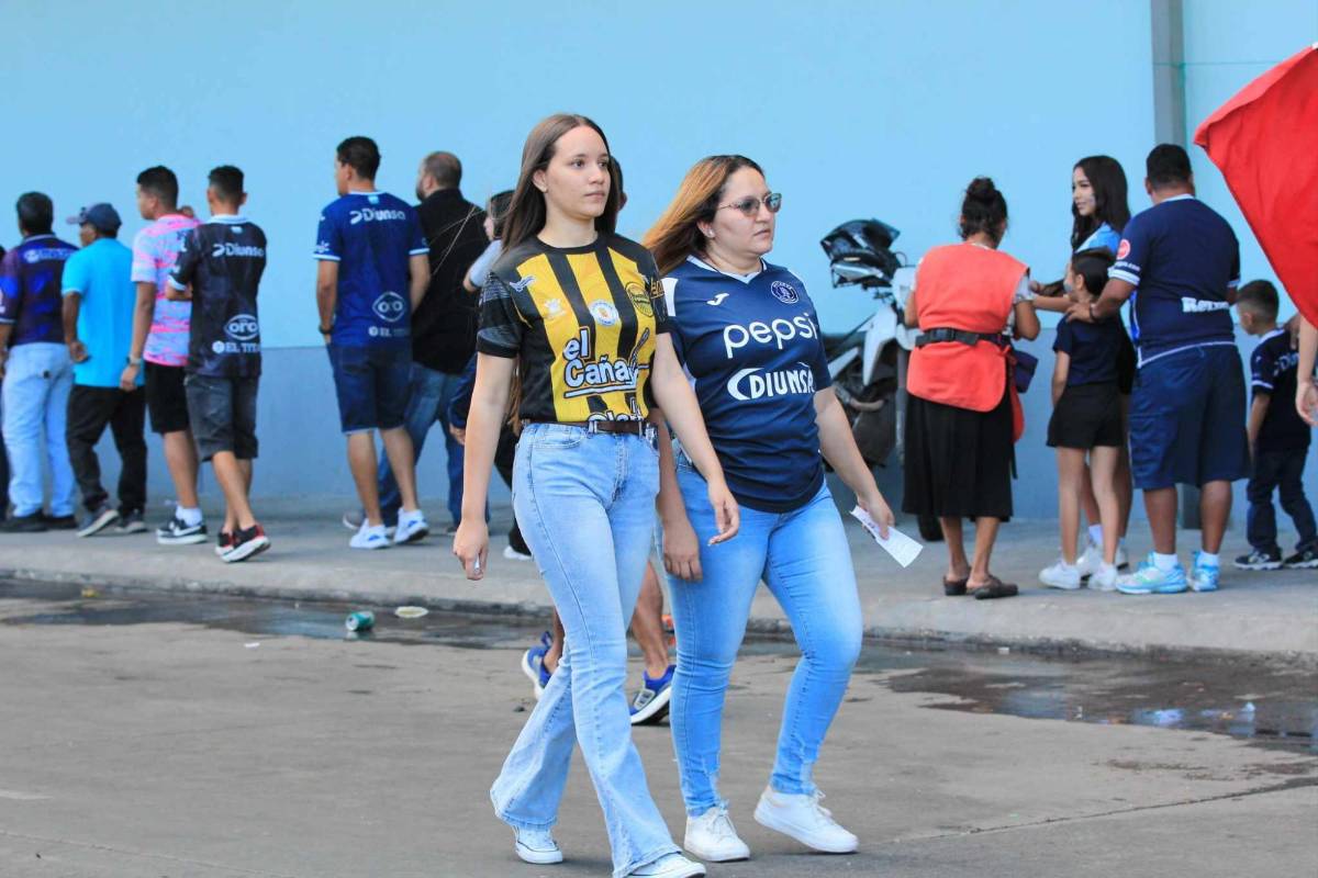 ¡Las azulitas son bellas! Hermosas aficionadas del Motagua enamoraron en el juego vs Real España, ¿quién es la rubia?