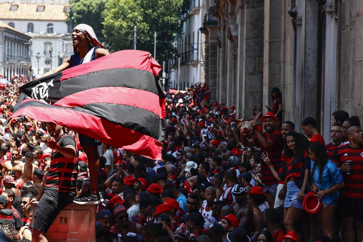 ¡Insólito! jugadores de Flamengo quiebran la Copa Libertadores en los festejos y el método que utilizaron para repararlo
